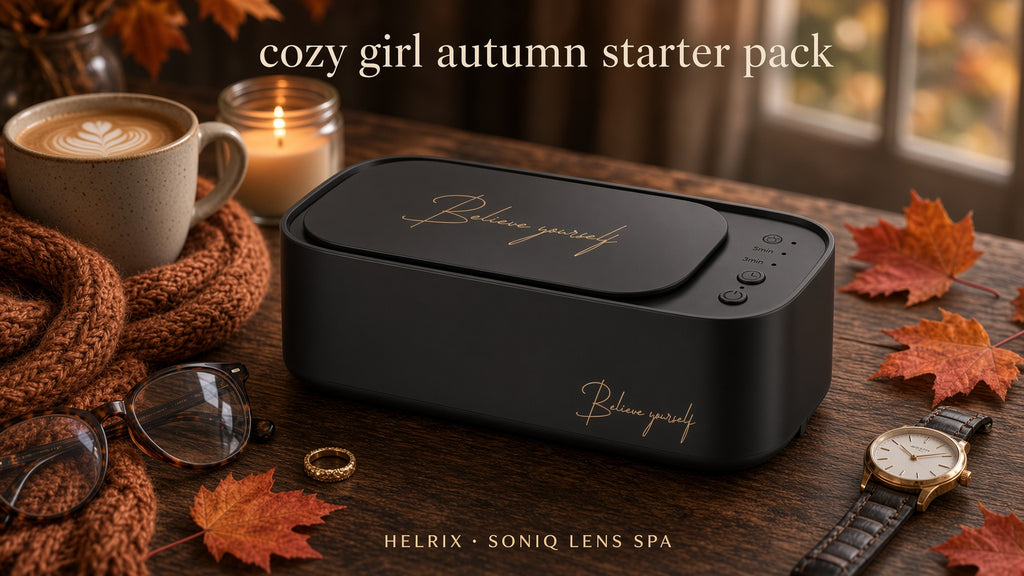 Cozy autumn starter pack: SoniQ Lens Spa mit Kaffee, Kerze und Herbstlaub
