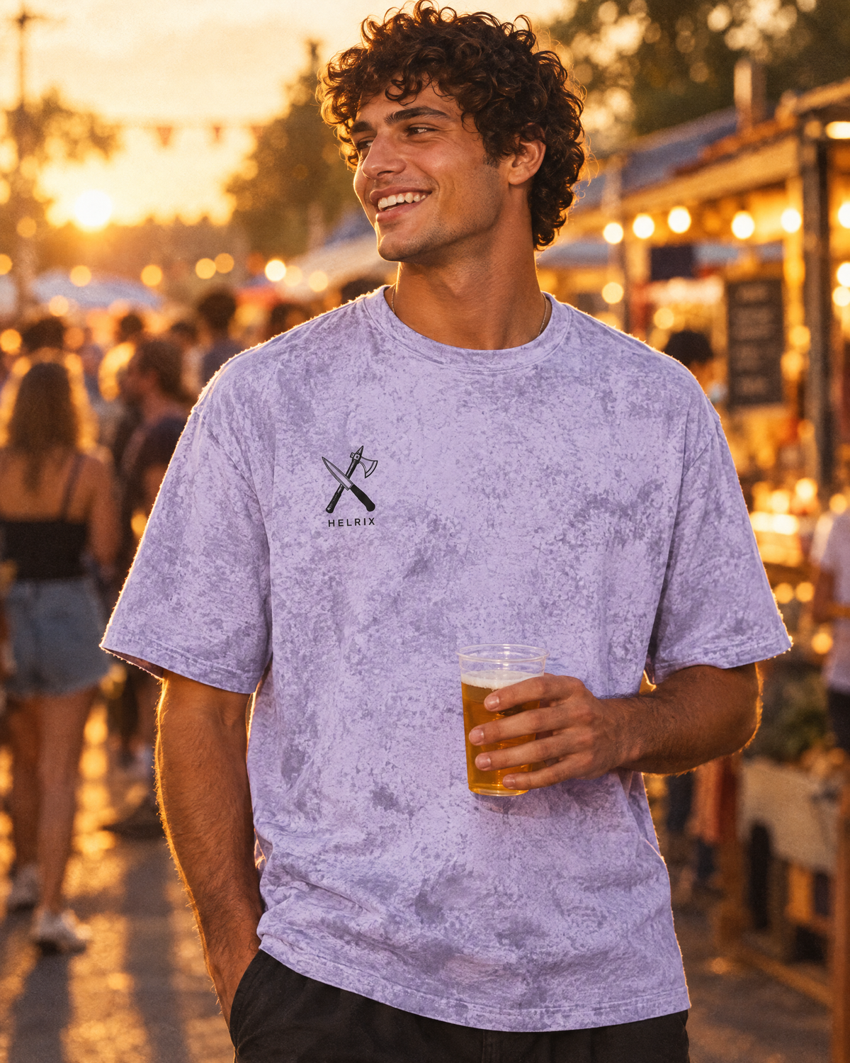 HELRIX Tie-Dye Tee auf einem Street-Food-Festival