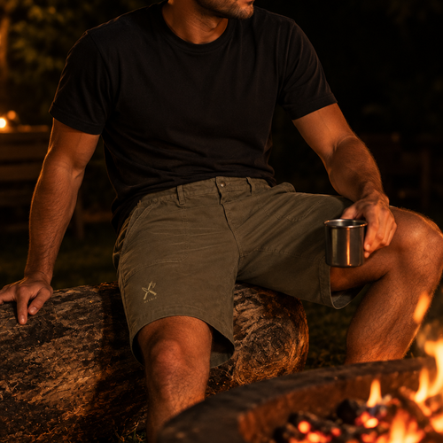 HELRIX Canvas Shorts in Walnut, getragen am Feuer