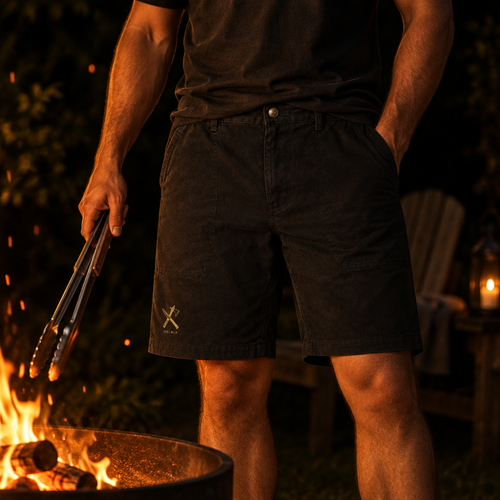 HELRIX Canvas Shorts in Schwarz, getragen am Feuer