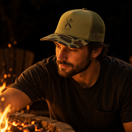 HELRIX Camo Trucker Cap, getragen am Feuer