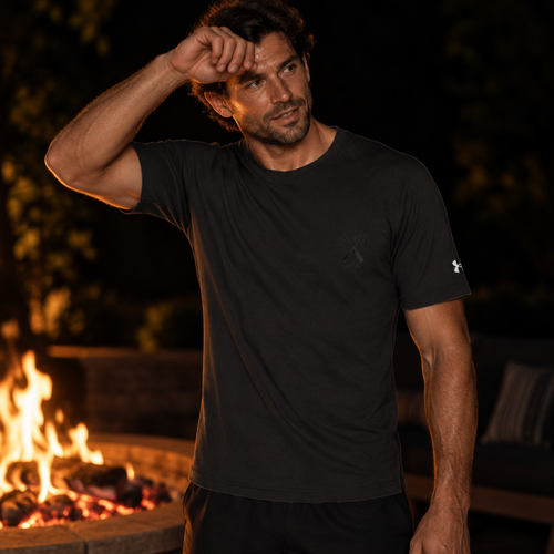 HELRIX Athletic Tee in Schwarz/Weiß, getragen am Feuer